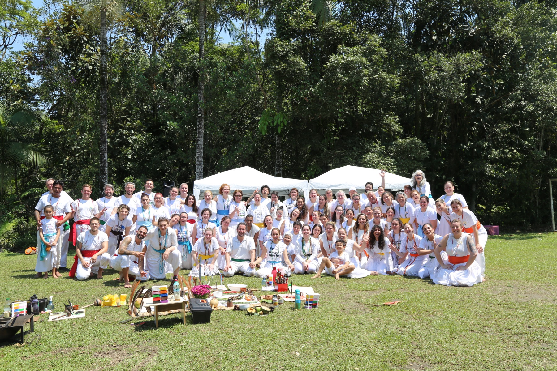 Comunidade da Casa Sol do Oriente reunida em uma celebração ao ar livre
